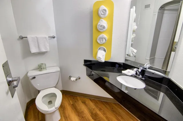 2 Full Beds - Mobility Accessible Tub, Motel6 Portsmouth, NH 6/8