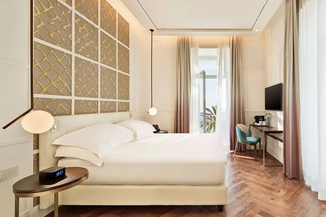 Superior Double Room with King Bed، De Bonart Naples, Curio Collection by Hilton 5/8