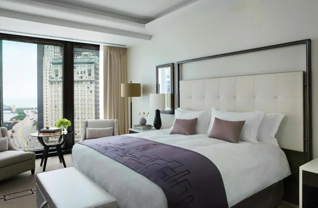 غرفة بريميير ديلوكس بسرير كينج، The Langham Chicago 1/4