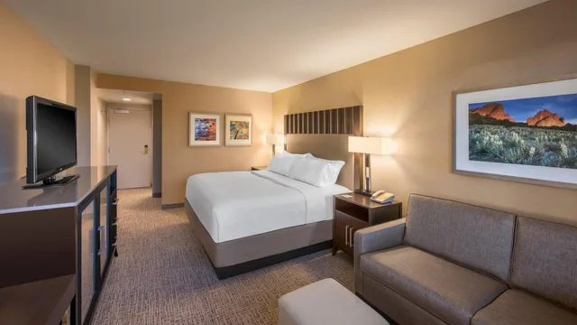 غرفة بسرير كينج مع أريكة سرير، Holiday Inn Denver Lakewood 2/2