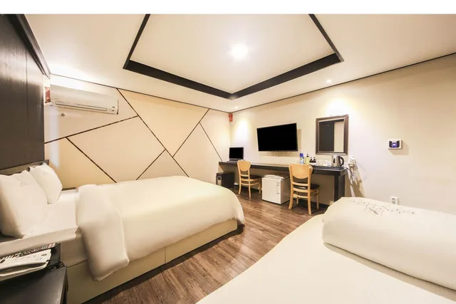 Standard, Twin Beds, 1 Double and 1 Single Bed, Elysee Hotel 1/2