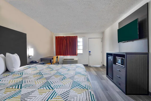 غرفة بسرير كينج لغير المدخنين، Motel6 Lake Charles, LA 8/10