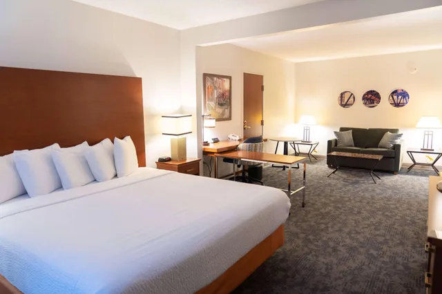 Executive, Suite, La Quinta Inn & Suites by Wyndham Bannockburn-Deerfield 2/4
