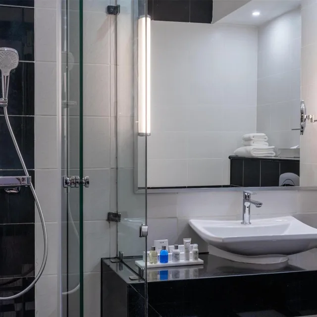 غرفة بريميوم بإطلالة على المسبح بشرفة، RADISSON BLU HOTEL, LUSAKA 8/10