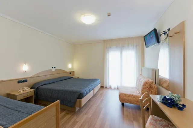 غرفة ثلاثية، HOTEL SELECT 6/6