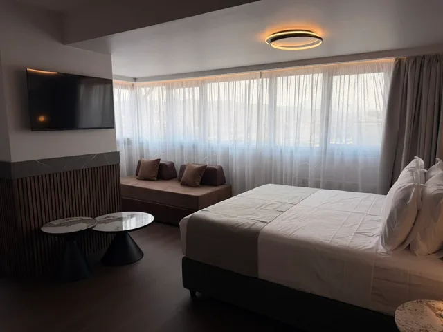 جناح جونيور، Rotonda Thessaloniki 1/4