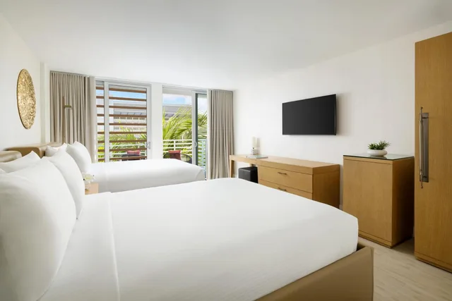 Room, 2 Queen Beds, Partial Ocean View, French Balcony، Collins Court South Beach 1/3