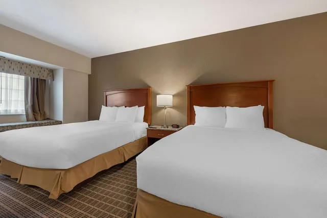 غرفة ديلوكس بسريرين كوين بإطلالة على الجبل، Best Western Plus Peak Vista Inn & Suites 1/4
