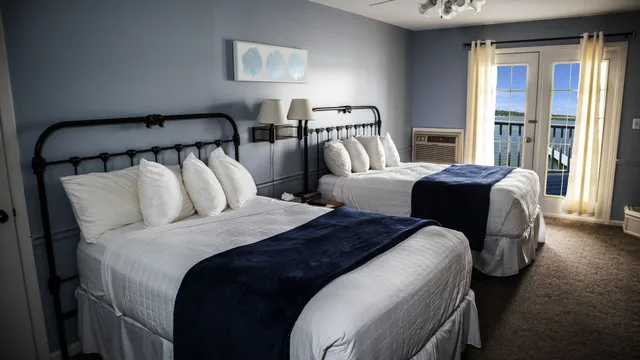 Standard, 2 Queen Beds, Lake Side، The French Country Inn Lake Geneva 2/4