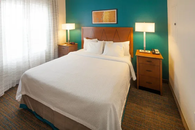 جناح بسرير كينج بغرفة نوم واحدة مع أريكة، Residence Inn by Marriott Plazzio East 1/4
