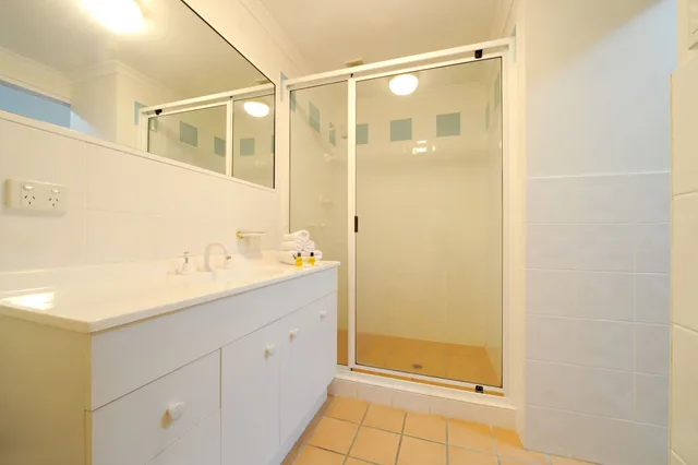2 Bedrooms, Garden Villa, Queen and Twin Beds، At Beach Court Holiday Villas 3/3