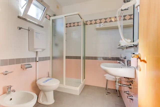 غرفة بسريرين منفصلين بشرفة، Hotel Verona 7/8