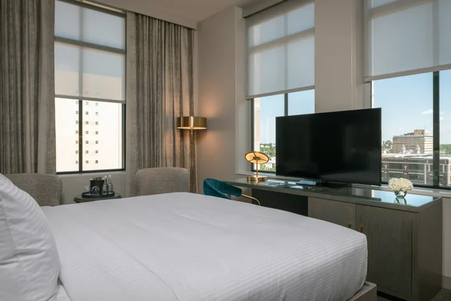 غرفة بريميير بسرير كينج لذوي الإعاقة، Tulsa Club Hotel Curio Collection By Hilton 1/4