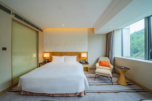 غرفة قياسية بسرير كينج في طابق مرتفع، Holiday Inn Shaoguan Downtown Hotel 1/9