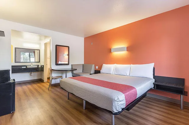 غرفة بسرير كينج لذوي الإعاقة، Motel6 Fresno, CA 4/10