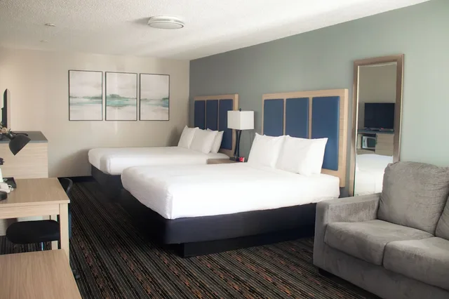 غرفة بسريرين كوين مع أريكة، Courtesy Inn Eugene 7/10