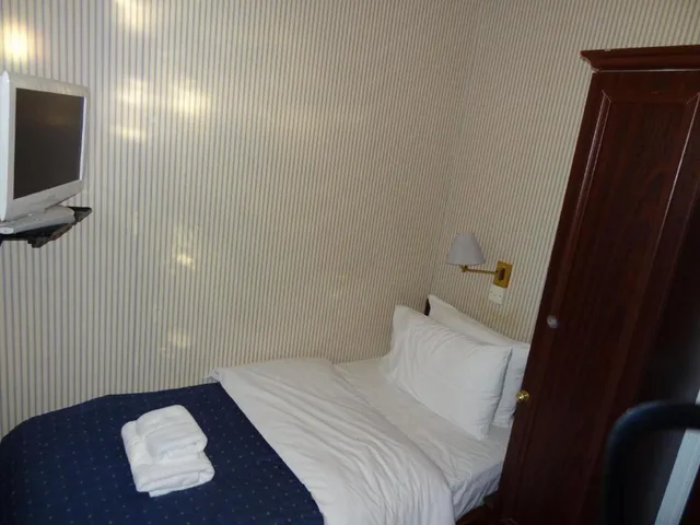 Room, Single, Regency House 3/5