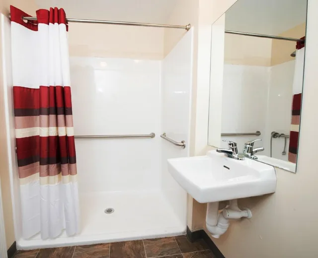 جناح بسرير كينج لذوي الإعاقة، Red Roof Inn And Suites Dickinson 6/8