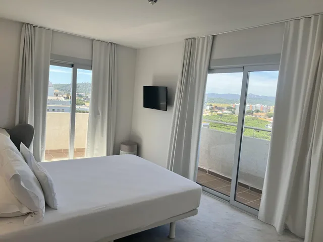 جناح عائلي رباعي بسريرين بإطلالة على الجبل بشرفة، Hotel Aromar 5/7