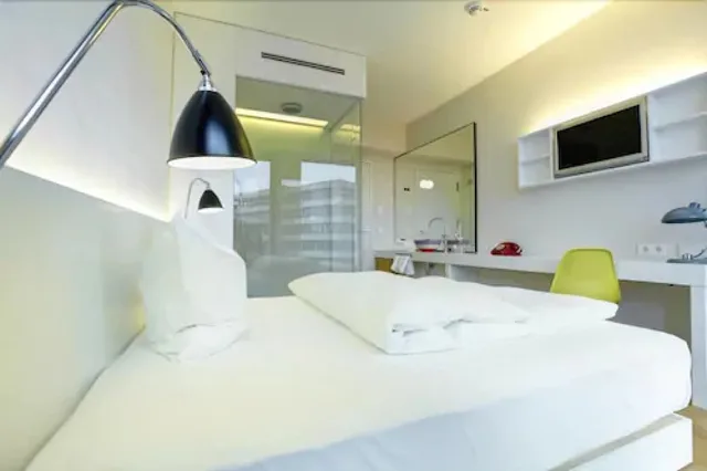 Comfort, Single, Queen Bed, Smartcity Designhotel 2/2