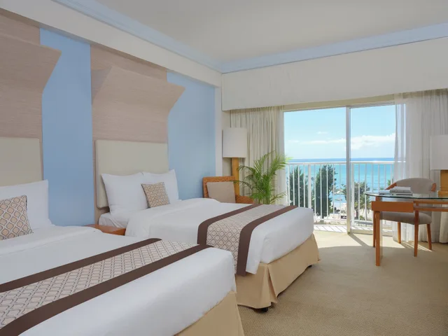 غرفة قياسية بسريرين مزدوجين بإطلالة على البحر، Crowne Plaza Resort Saipan an IHG Hotel 3/10