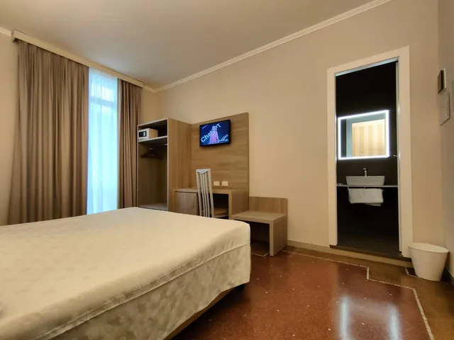غرفة بسرير مزدوج بإطلالة على البحر بشرفة، Hotel Vittoria 2/8