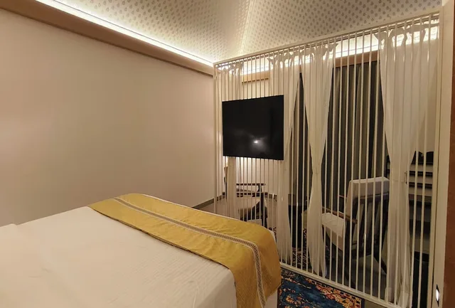 خيمة ملكية بسرير كوين، Fort JadhavGADH - A GADH Heritage Hotel 7/10