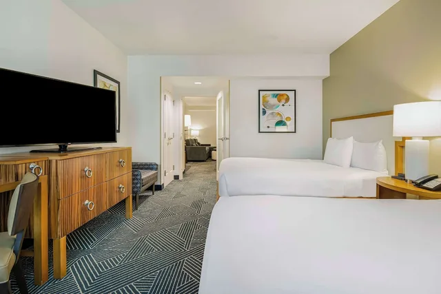 جناح بسريرين كوين بغرفتين، Embassy Suites by Hilton Houston Downtown 1/3