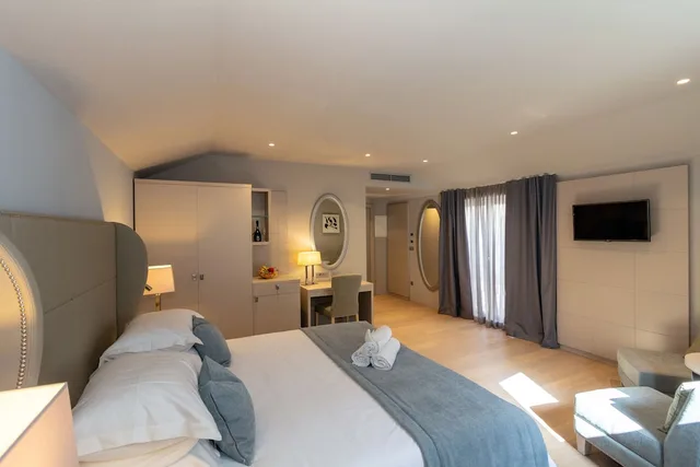 غرفة ديلوكس بسرير كينج بإطلالة على الفناء، Torretta Palace Hotel 1/5