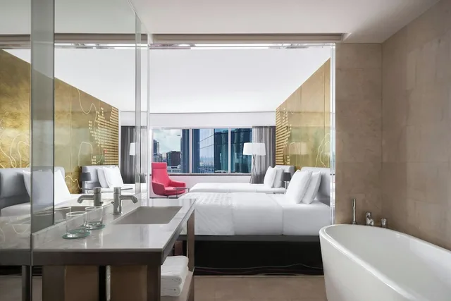 غرفة بسريرين مزدوجين بإطلالة على النهر، Le Meridien Saigon 1/4