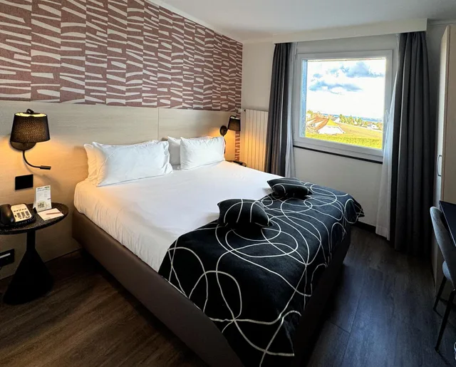 غرفة بسرير مزدوج بإطلالة على البحيرة، Everness Hotel and Resort 2/5
