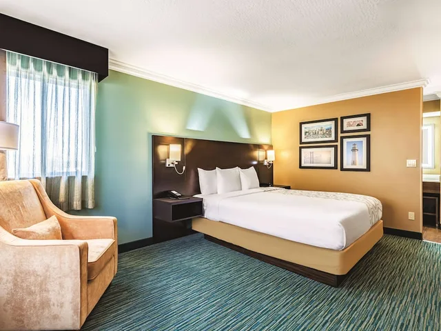 غرفة بسرير كينج، La Quinta Inn & Suites by Wyndham San Francisco Airport West 3/8