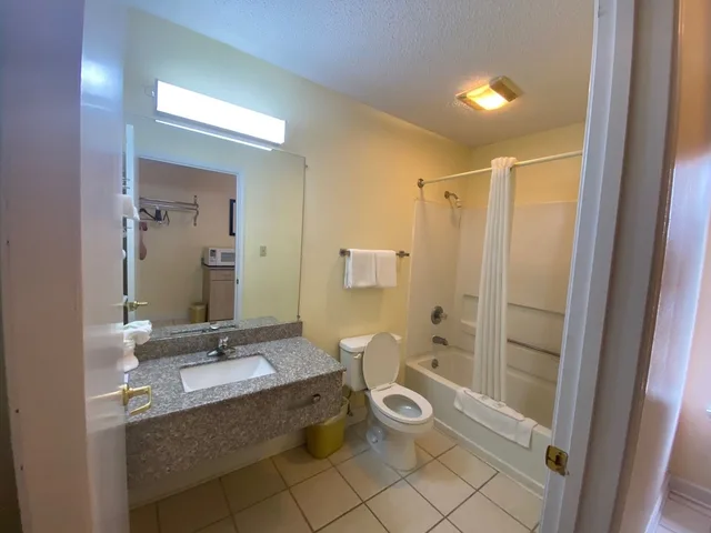 غرفة قياسية بسريرين مزدوجين للمدخنين، Key West Inn Cookeville 4/5