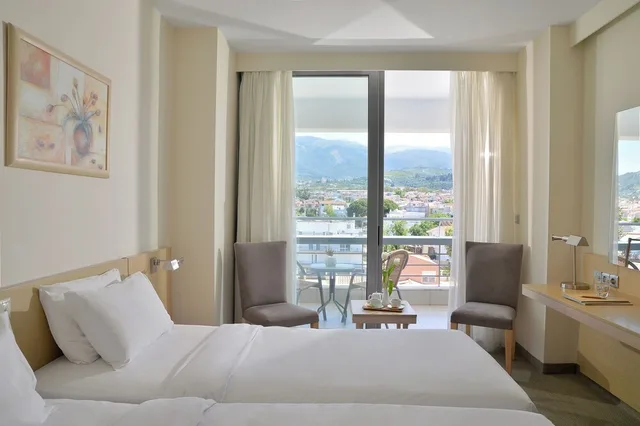 غرفة قياسية بسريرين منفصلين بإطلالة على الجبل مع سرير سحّاب إضافي، Achaia Beach Hotel, Vassilicos House of Hospitality 5/10