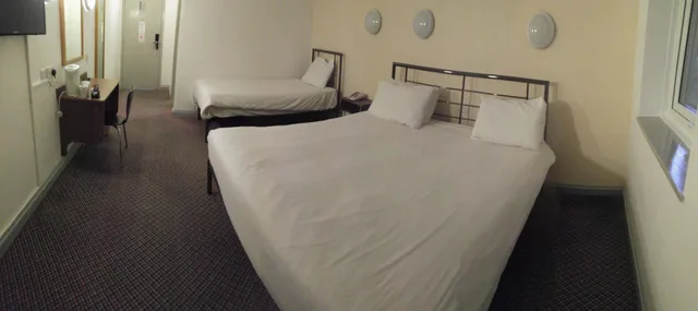 غرفة بسريرين منفصلين وسرير كينج وسرير فردي، 247Hotel.com 8/10