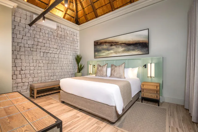 جناح جونيور بسرير مزدوج مع أريكة، Mokuti Etosha Lodge 1/4