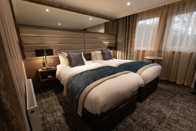 غرفة كلاسيكية ثلاثية بثلاثة أسرّة، Carlton Hotel 4/6