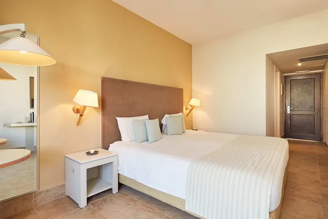 غرفة قياسية بسرير مزدوج وسريرين منفصلين بإطلالة على الحديقة، GRAND BAY BEACH RESORT KOLYMBARI 2/3