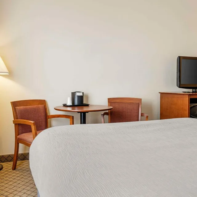 غرفة بسرير كوين مع أريكة، Quality Inn Airport Dieppe 5/7