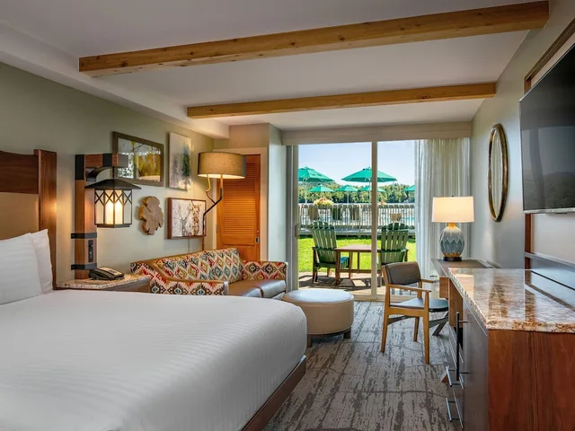 Collection, Deluxe, King Bed, Water Front, Pool Side، High Peaks Resort 1/2