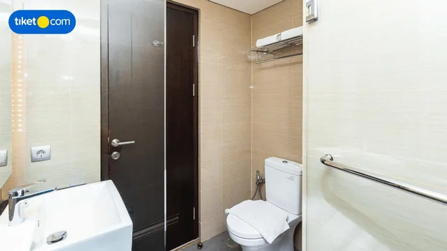 Groovy, Double Bed، Midtown Hotel Samarinda 3/4