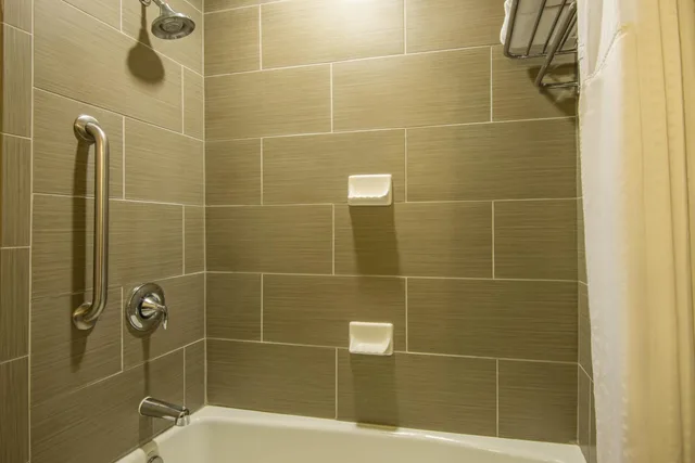 جناح بسرير كينج مع أريكة بمنطقة جلوس، HOLIDAY INN EXPRESS HOTEL &amp; SUITES HOBBS 1/1