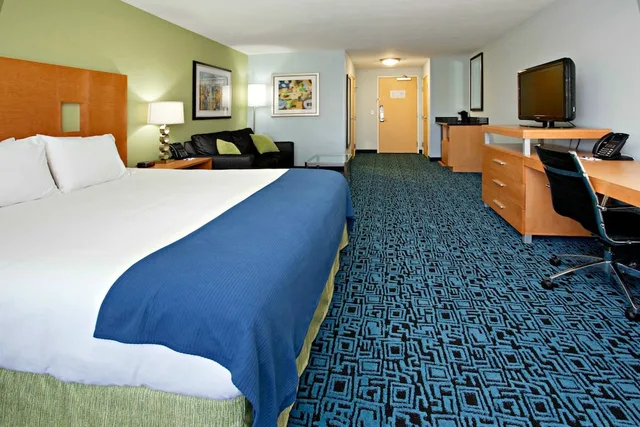 غرفة قياسية بسرير كينج مع أريكة، Holiday Inn Express & Suites Rock Springs Green River 2/3