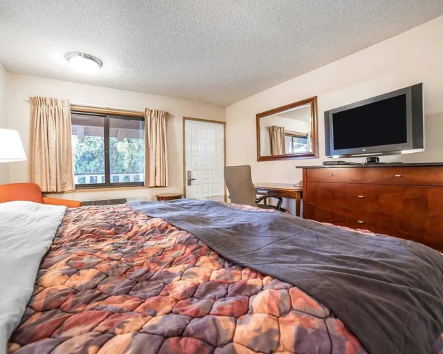 غرفة قياسية بسرير كينج، Rodeway Inn Baker City 4/4