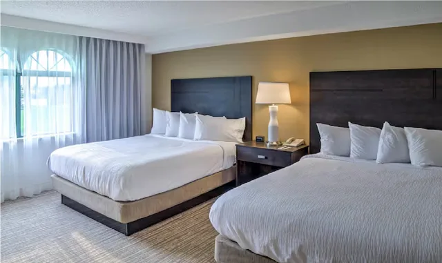 جناح بسريرين كوين، Embassy Suites Indianapolis North 1/3