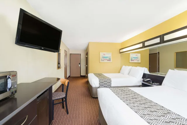 غرفة بسريرين كوين لذوي الإعاقة، Microtel Inn & Suites by Wyndham Bowling Green 2/10