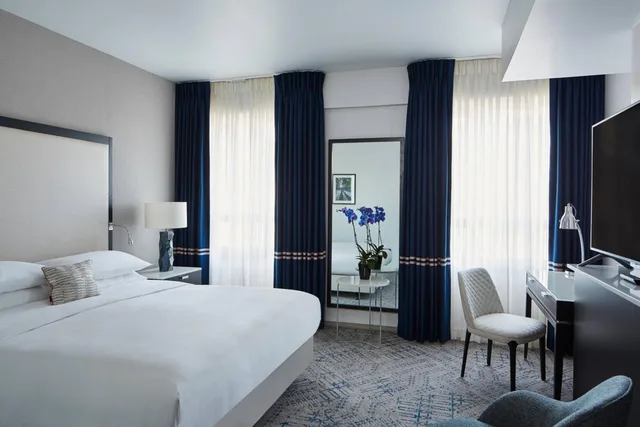 Grosvenor, Guest Room, Superior, King Bed, Square View، Marriott London Hotel Grosvenor Square 2/7