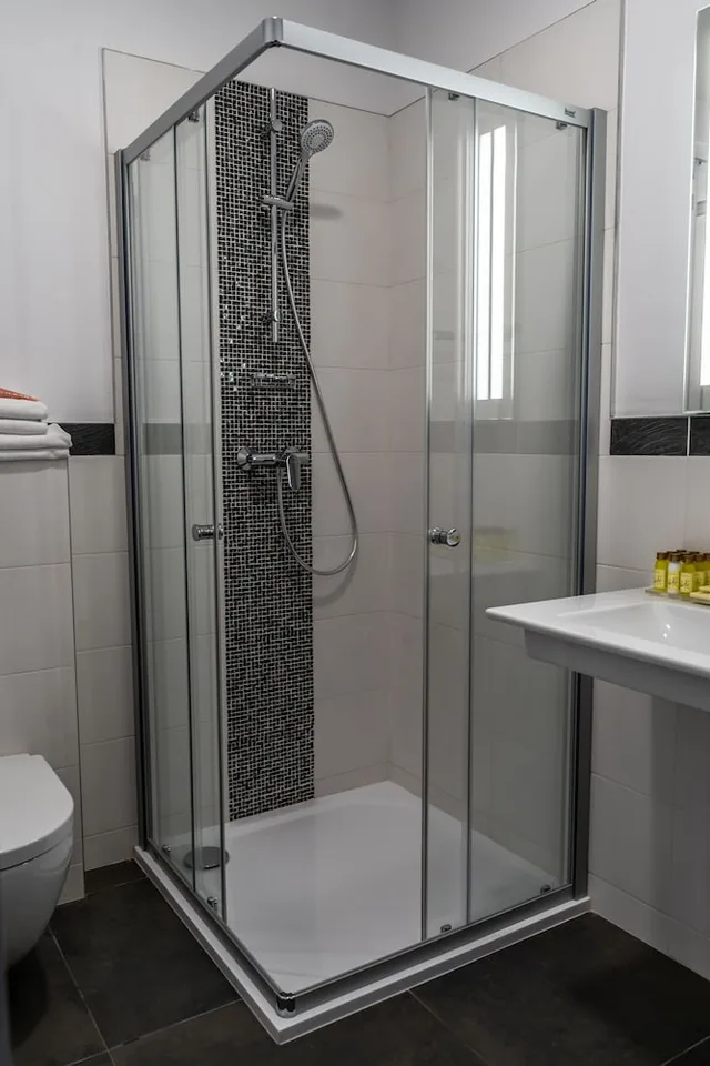 غرفة قياسية ثلاثية بسرير مزدوج وسرير فردي، Hotel Julian 3/4