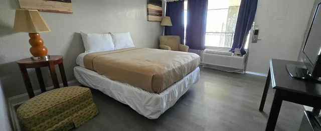 Room, Queen Bed, Riverside Inn & Suites by OYO Danville Ceaser Casino 9/10