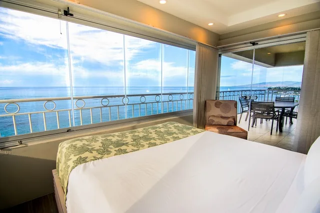 2 Bedrooms, Condo, King Bed, Queen and Twin Beds, Ocean Front, 2 Bathrooms، Waikiki Shore by OUTRIGGER 1/2